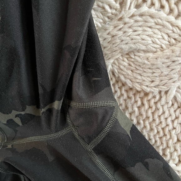 Lululemon leggings size 6 - Picture 3 of 5